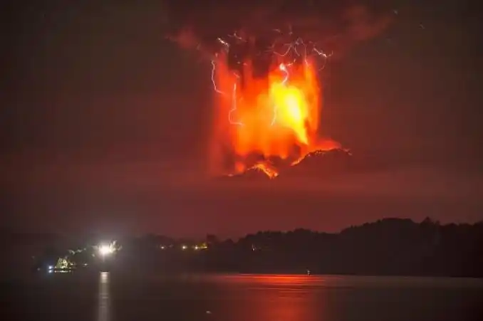 El volcán Calbuco entró nuevamente en erupción esta madrugada