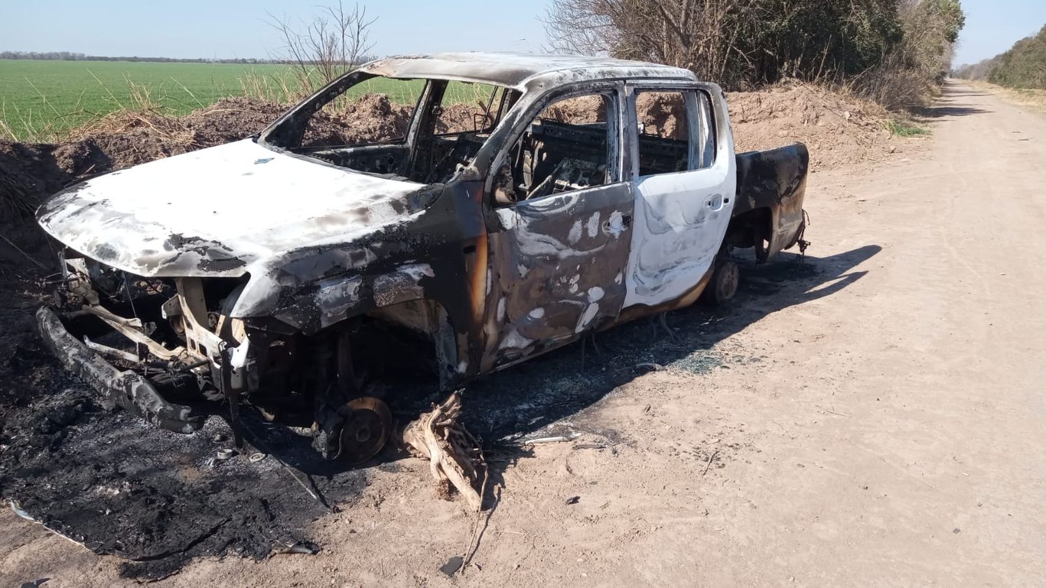 La camioneta fue consumida por el fuego.