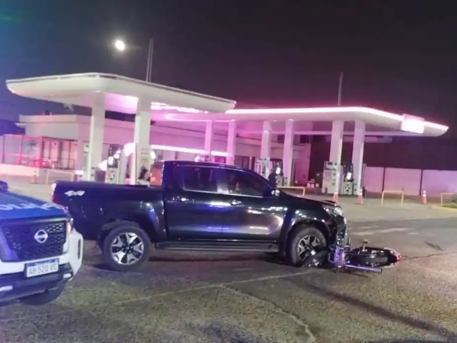 Choque entre camioneta y motocicleta dejó dos personas lesionadas