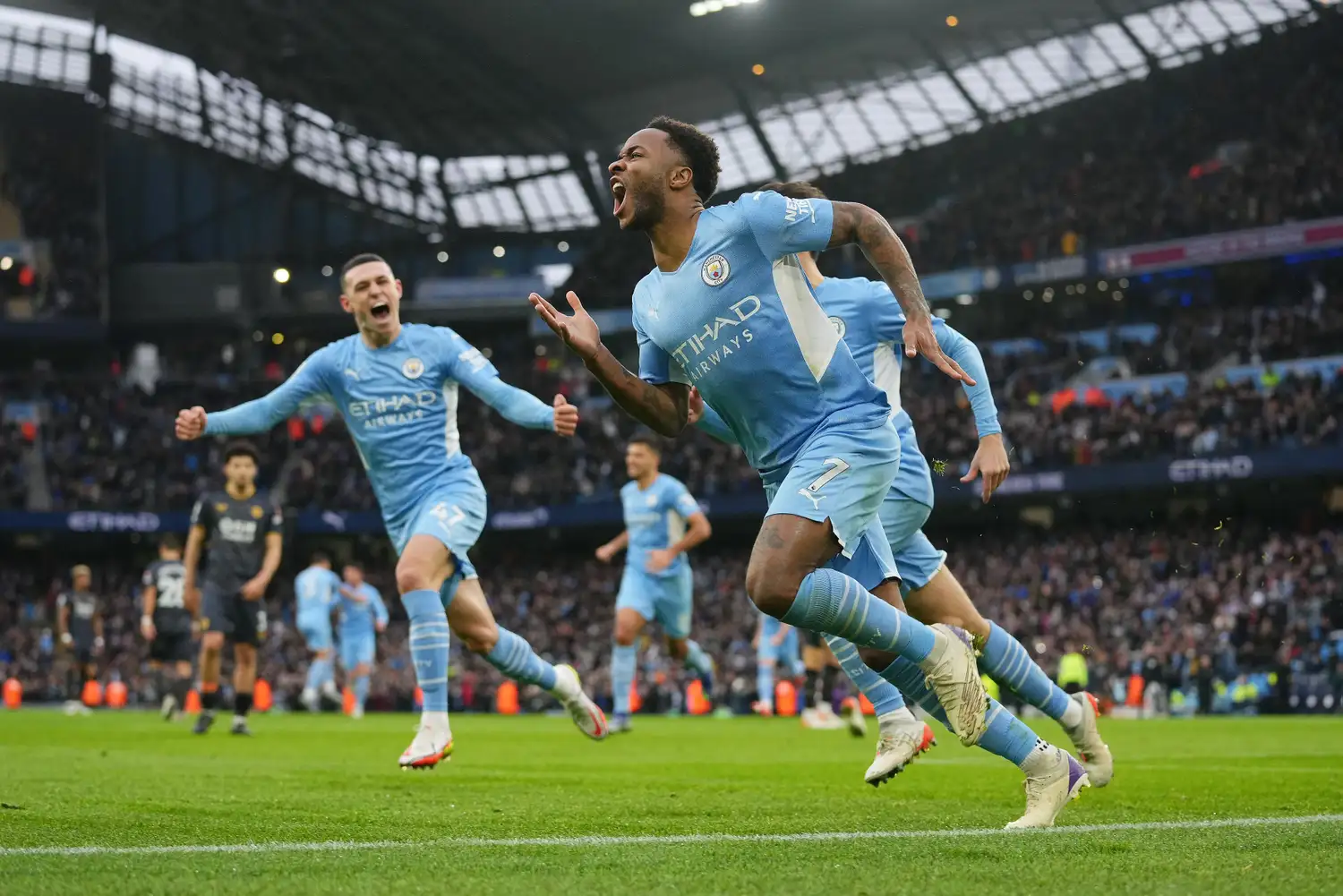 Sterling ya anotó de penal e inicia el festejo.