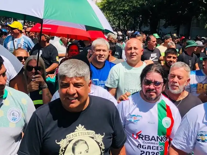 Custodia. Alberto Peralta acompañando, detrás de Pablo Moyano en el acto en Plaza de Mayo por el Día del Trabajador