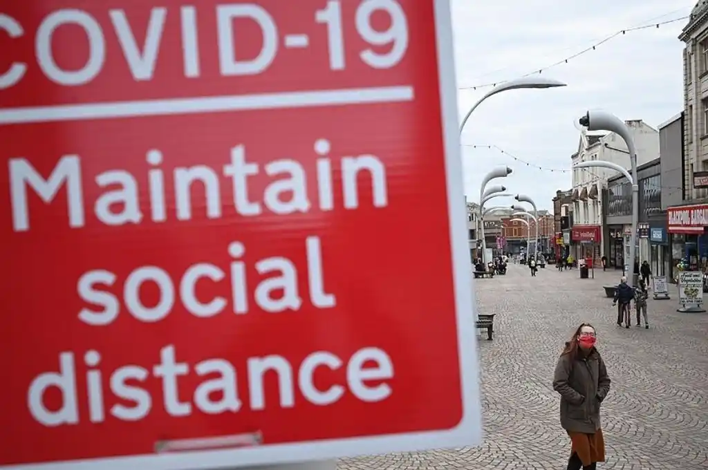 El número de hospitalizados en Inglaterra ya supera el pico de la primera ola