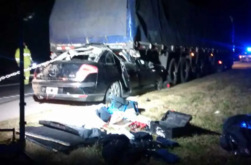 Autopista Rosario-Santa Fe: un hombre murió al quedar con su auto debajo de un camión