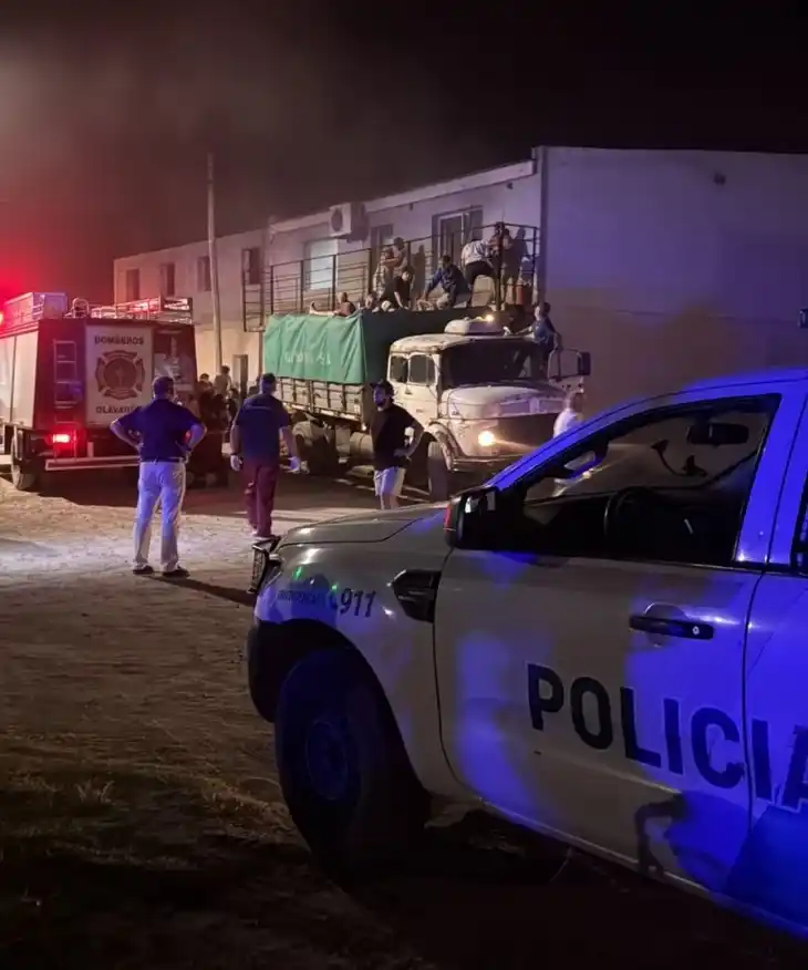 El trabajo de policías y bomberos en el geriátrico de Olavarría la noche del incendio.