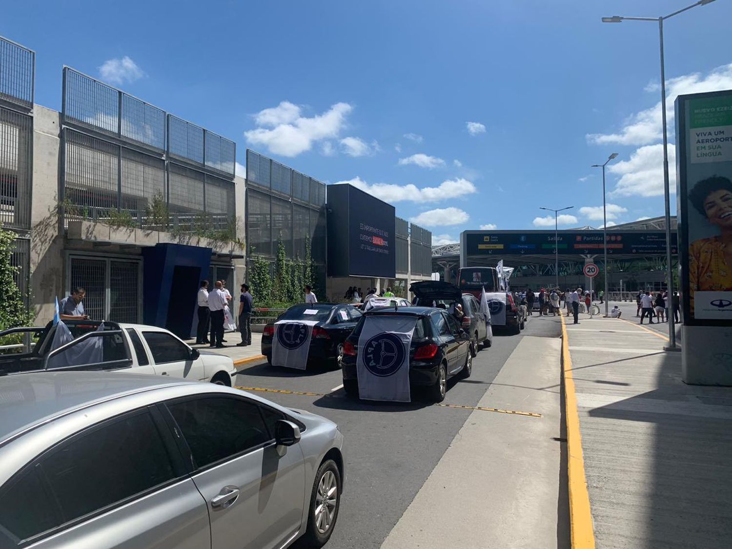 Argentina: masiva caravana de Sindicatos Aeronáuticos Unidos para reclamar contra la «pasividad» de Transporte y Trabajo