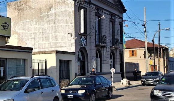 Se enojó porque había una fiesta de 15 en lo de una vecina y casi le prende fuego el auto