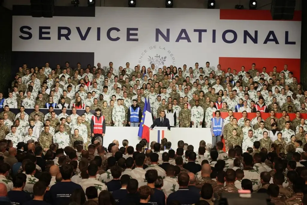 Anuncian en Francia el Servicio Militar Voluntario