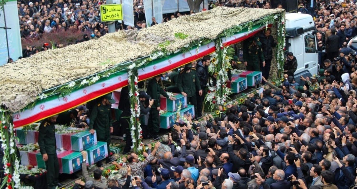 El cortejo fúnebre del presidente iraní Ebrahim Raisi y de sus siete colaboradores fallecidos en el accidente de helicóptero recorre Tabriz el 21 de mayo de 2024. Ata Dadashi / Agencia Moj