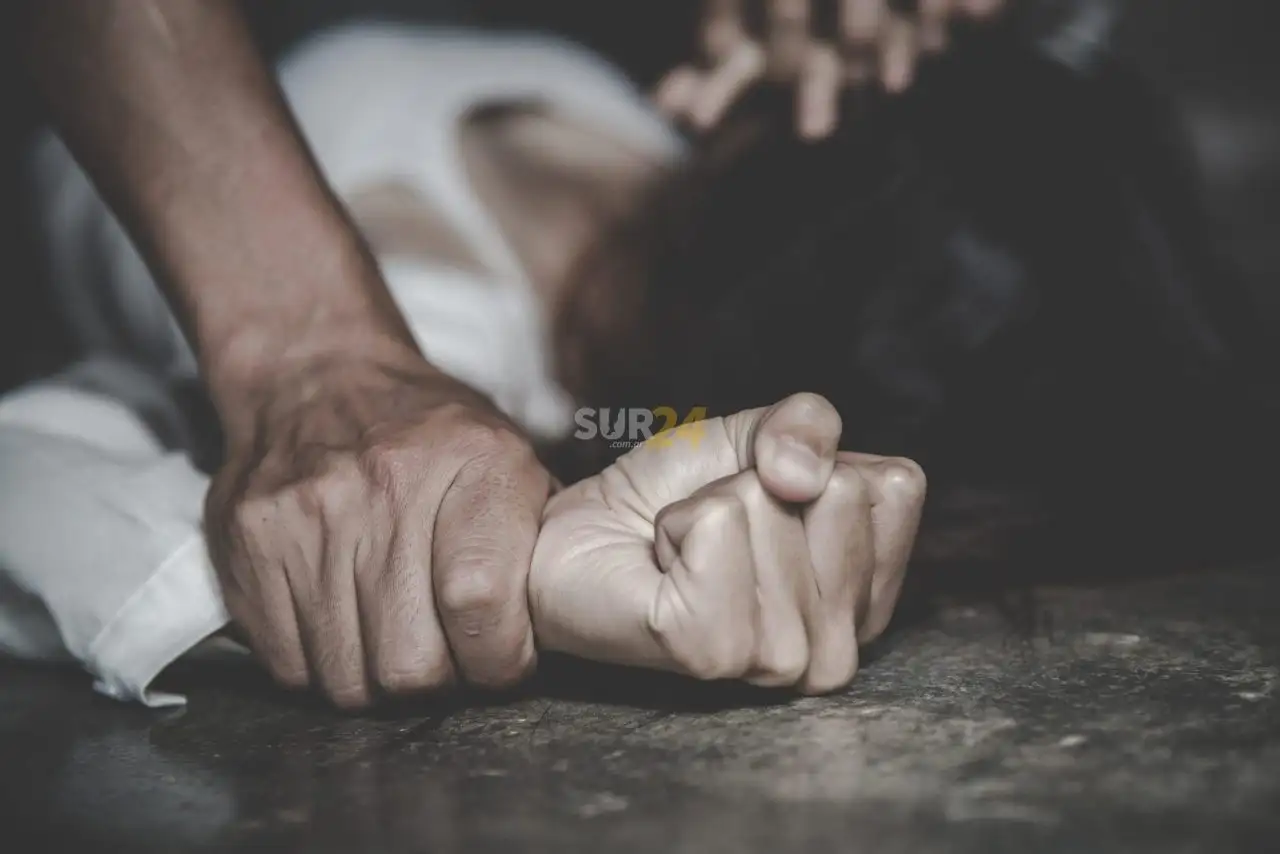Una joven fue violada, golpeada y asfixiada en su departamento