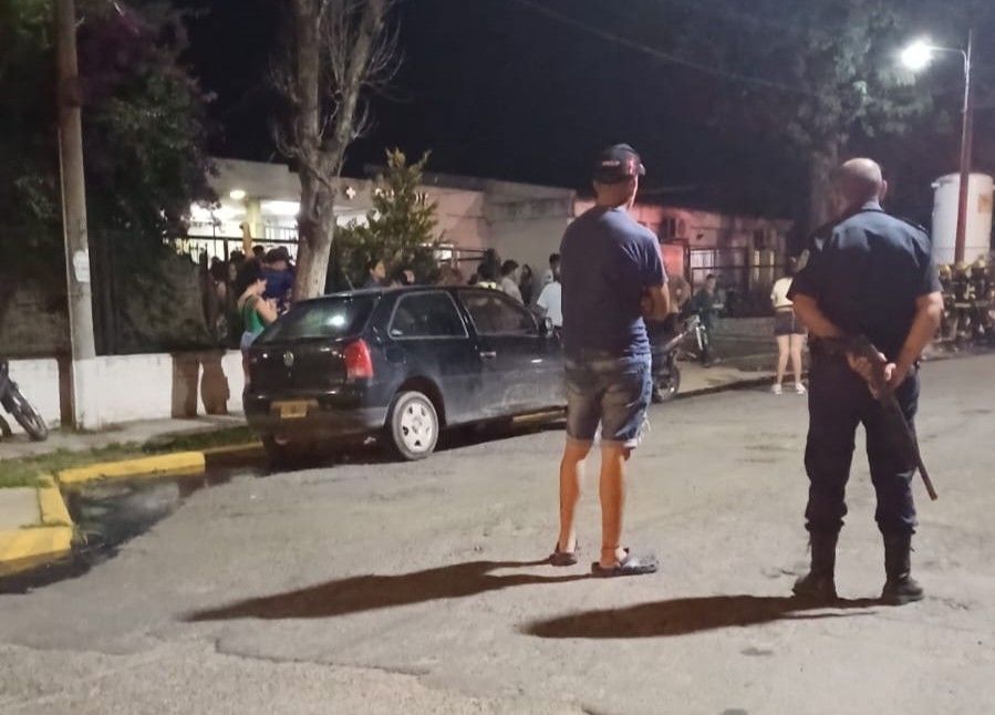 El lunes por la noche familiares y amigos reclamaron en las puertas del Hospital y la pareja de Jael radicó la denuncia en la Comisaría.