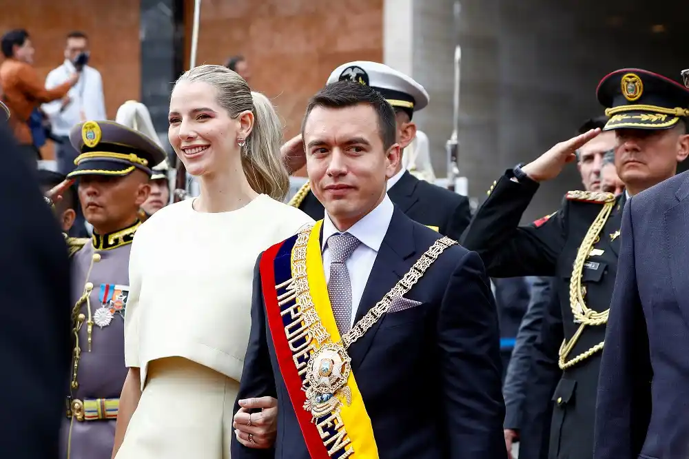 El presidente de Ecuador Daniel Noboa y su esposa Lavinia Valbonesi caminan después de la ceremonia de juramento.