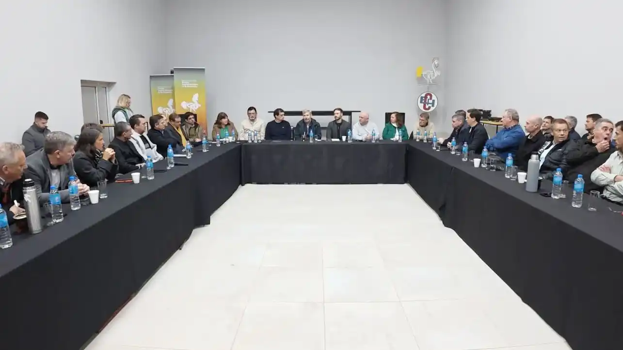 Frigerio y Azcué encabezaron un encuentro con Intendentes y destacaron la gestión “con compromiso y sin recursos”