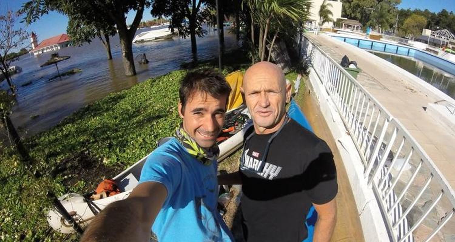 Viaja en piragua y bicicleta y paró en San Pedro