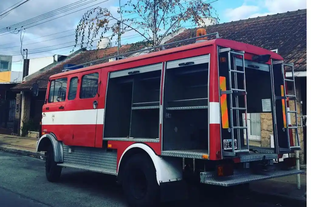 Una familia recorre la Argentina a bordo de un camión de bomberos