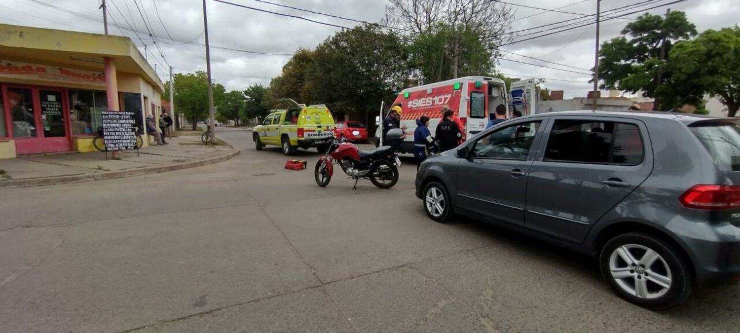 Accidente entre moto y auto en Avellaneda y Moreno