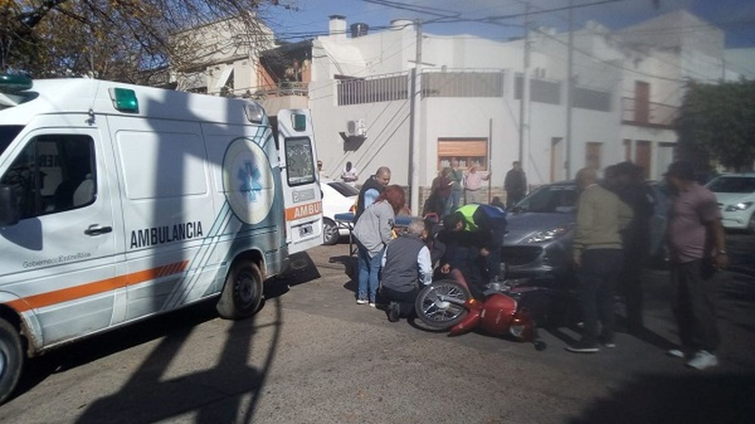 Mujer lesionada tras chocar una moto con un auto en pleno centro