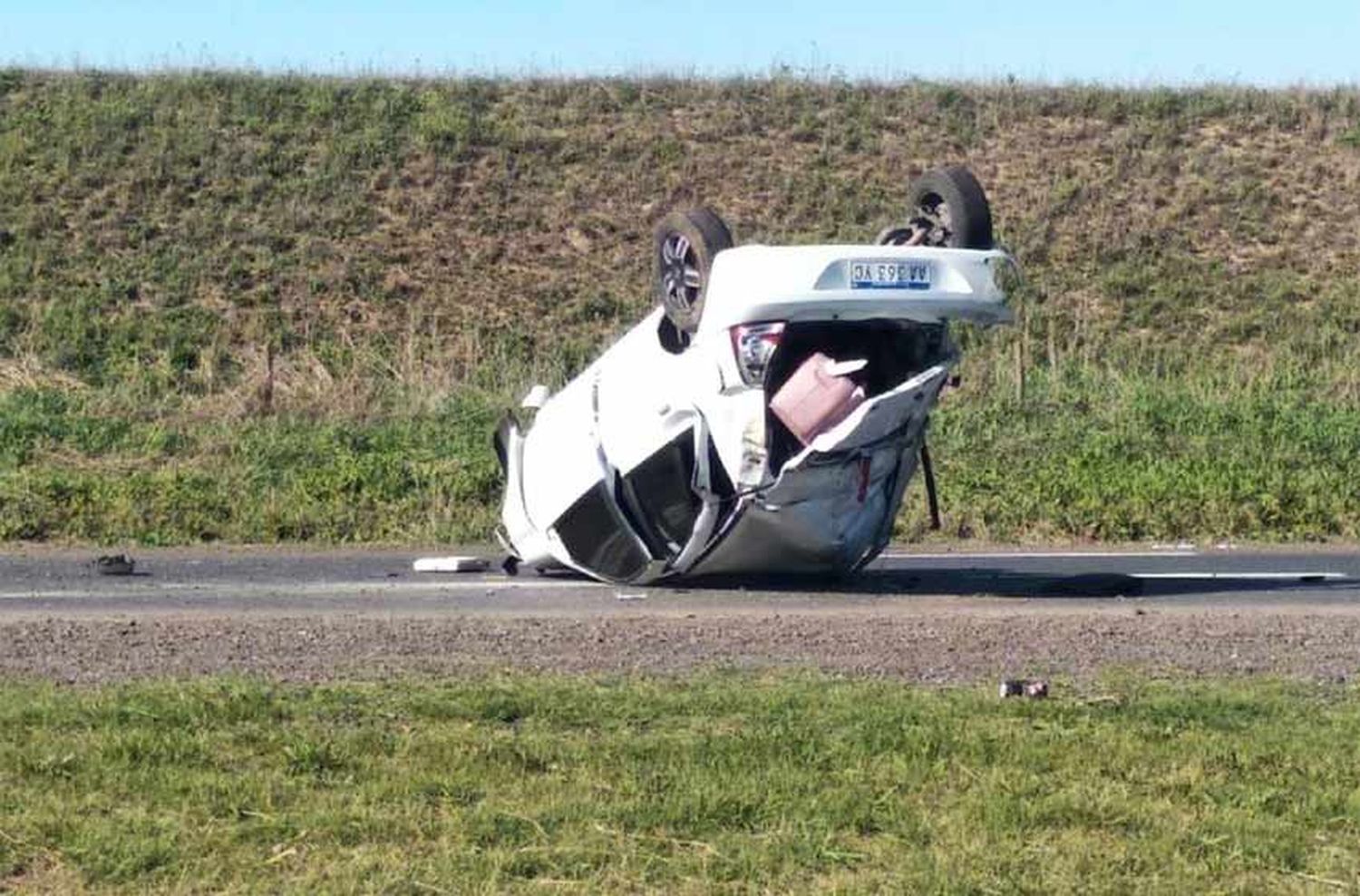 Espectacular siniestro vial en la autopista Rosario-Córdoba: vuelco y dos heridos