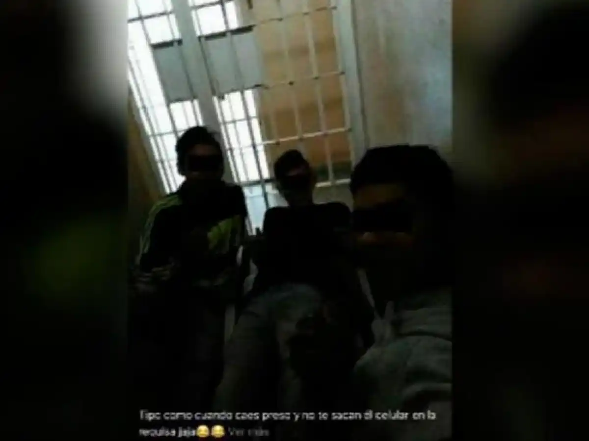 Se burlan de la policía sacándose una selfie en el calabozo