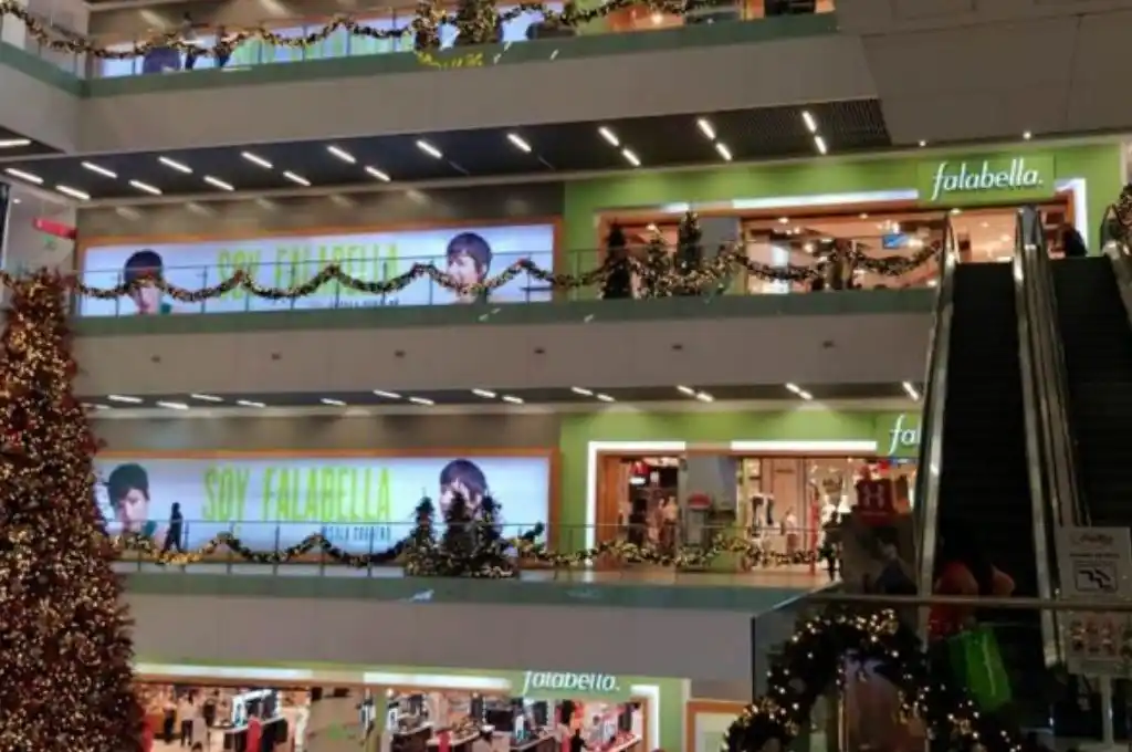 Un hombre murió tras caer del quinto piso de un centro comercial