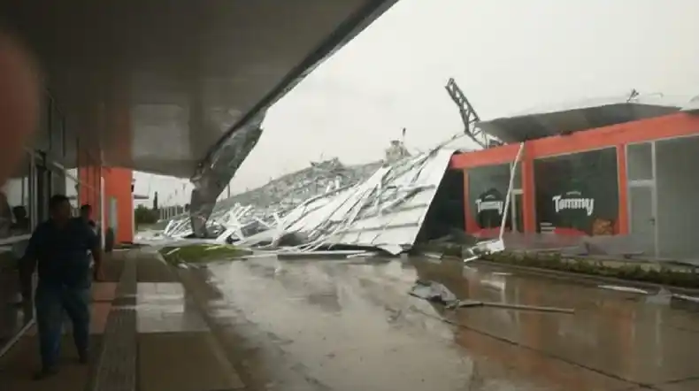 Feroz tormenta en una ciudad entrerriana: se volaron techos y árboles