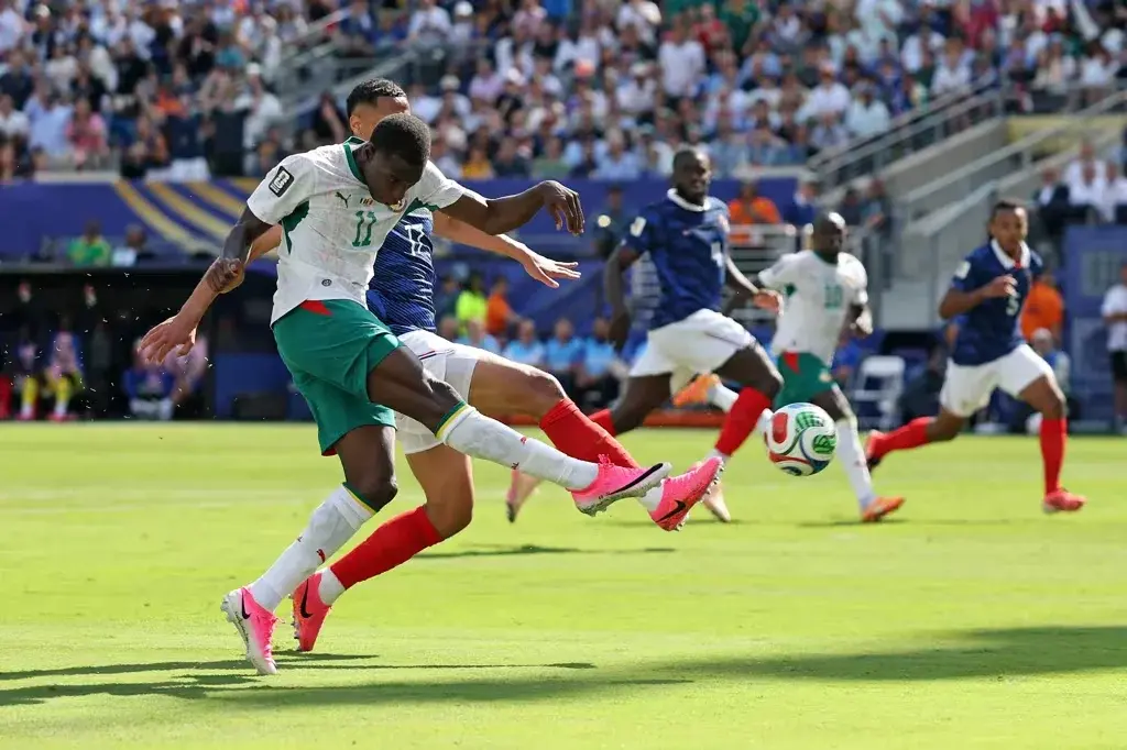 Francia arrancó con una victoria y Mbappé hizo historia
