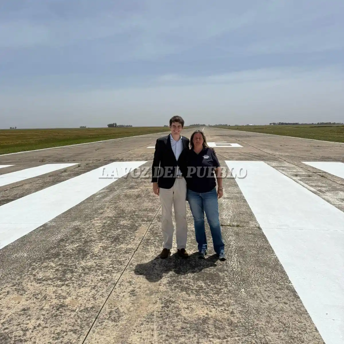 Francisco Errecart, fundador y CEO de Humming Airways, junto a Marina Lara