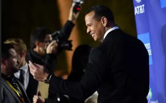 ARod es pillado saliendo del edificio de Katie Holmes