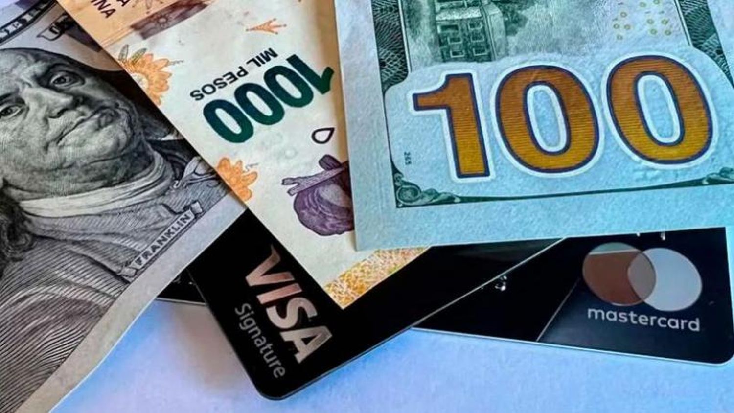 Dudas sobre el precio del dólar tarjeta tras el anuncio de Caputo