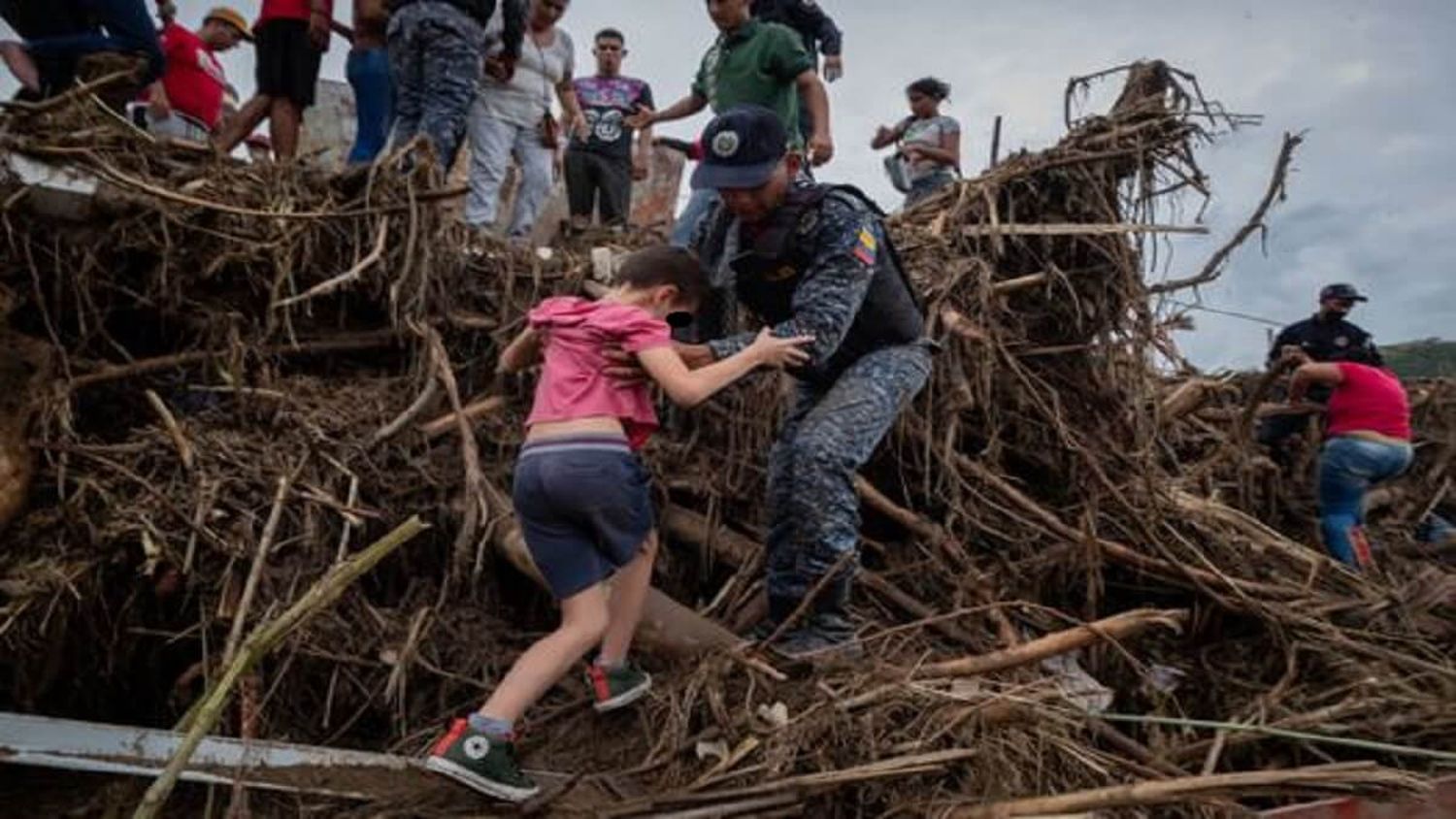 REINA LA INCERTIDUMBRE: 20 niños habrían desaparecido en el deslave de Las Tejerías