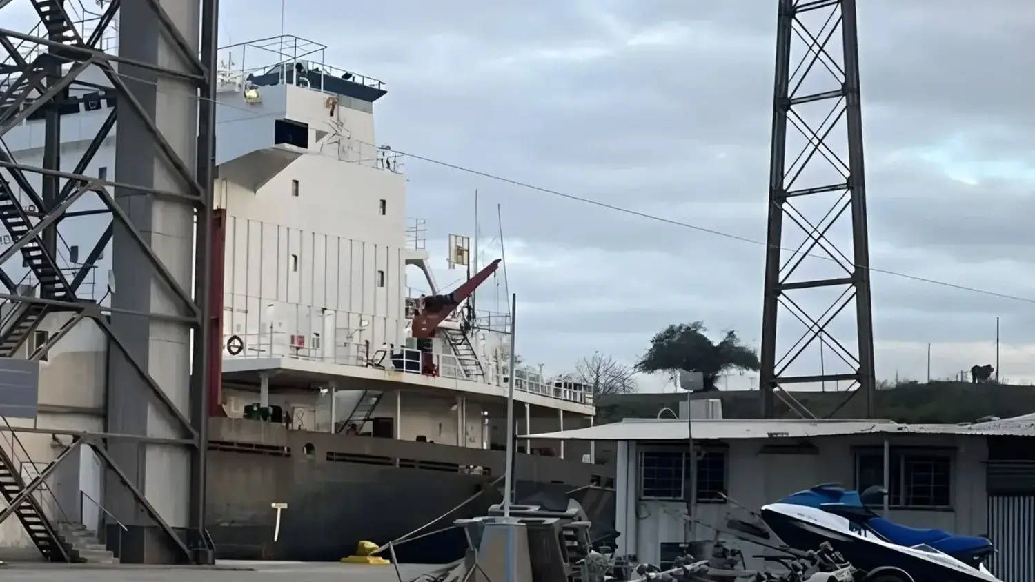 La operatoria portuaria no se detiene. Está cargando el buque Iskandar, que trasladará maíz, soja y girasol rumbo a Estados Unidos.