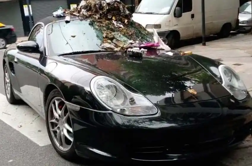 Estacionó su auto en la senda peatonal y los vecinos le dieron una lección