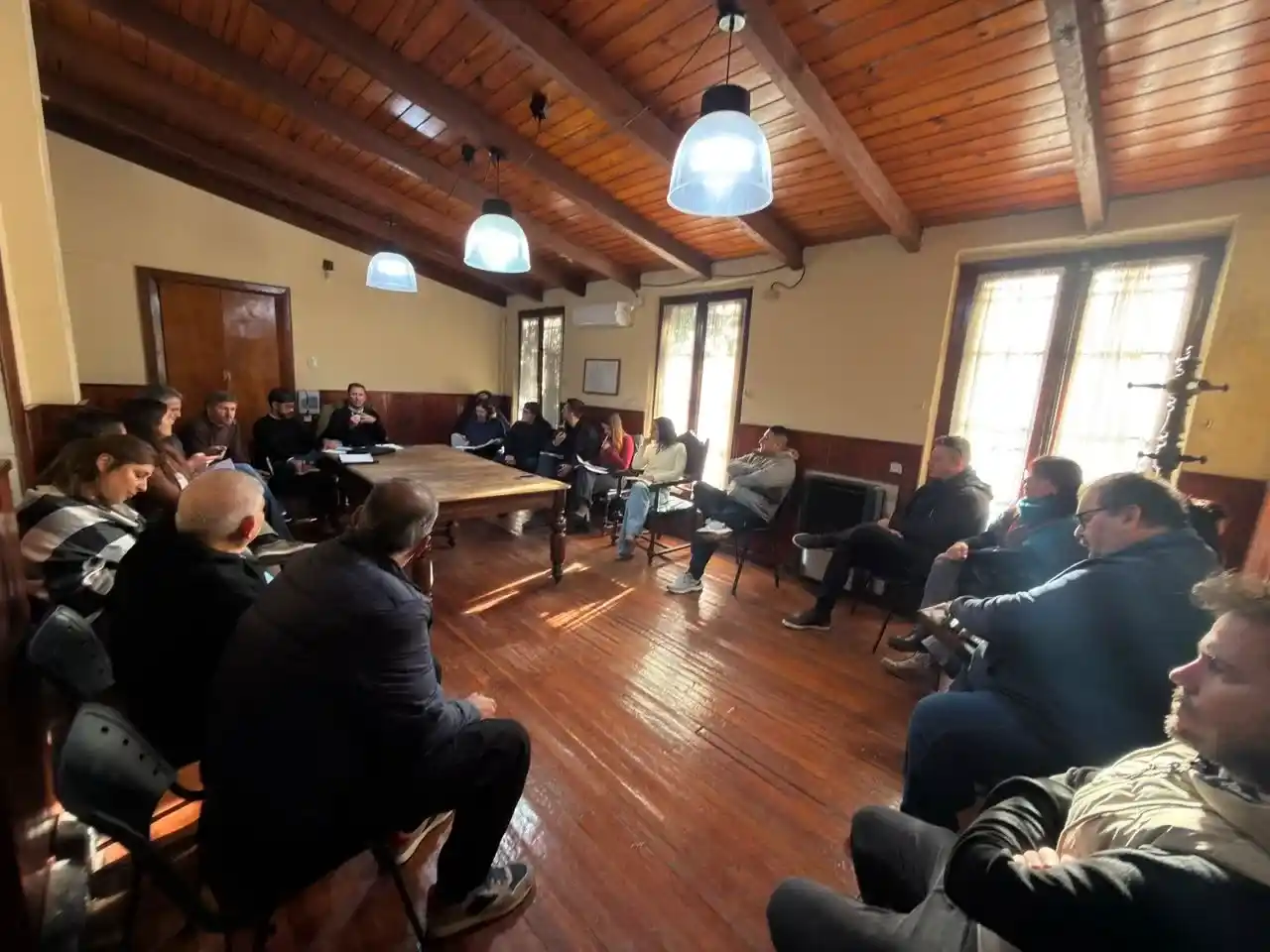 Reunión entre el cuerpo legislativo, taxistas y remisero en la presidencia del Concejo.