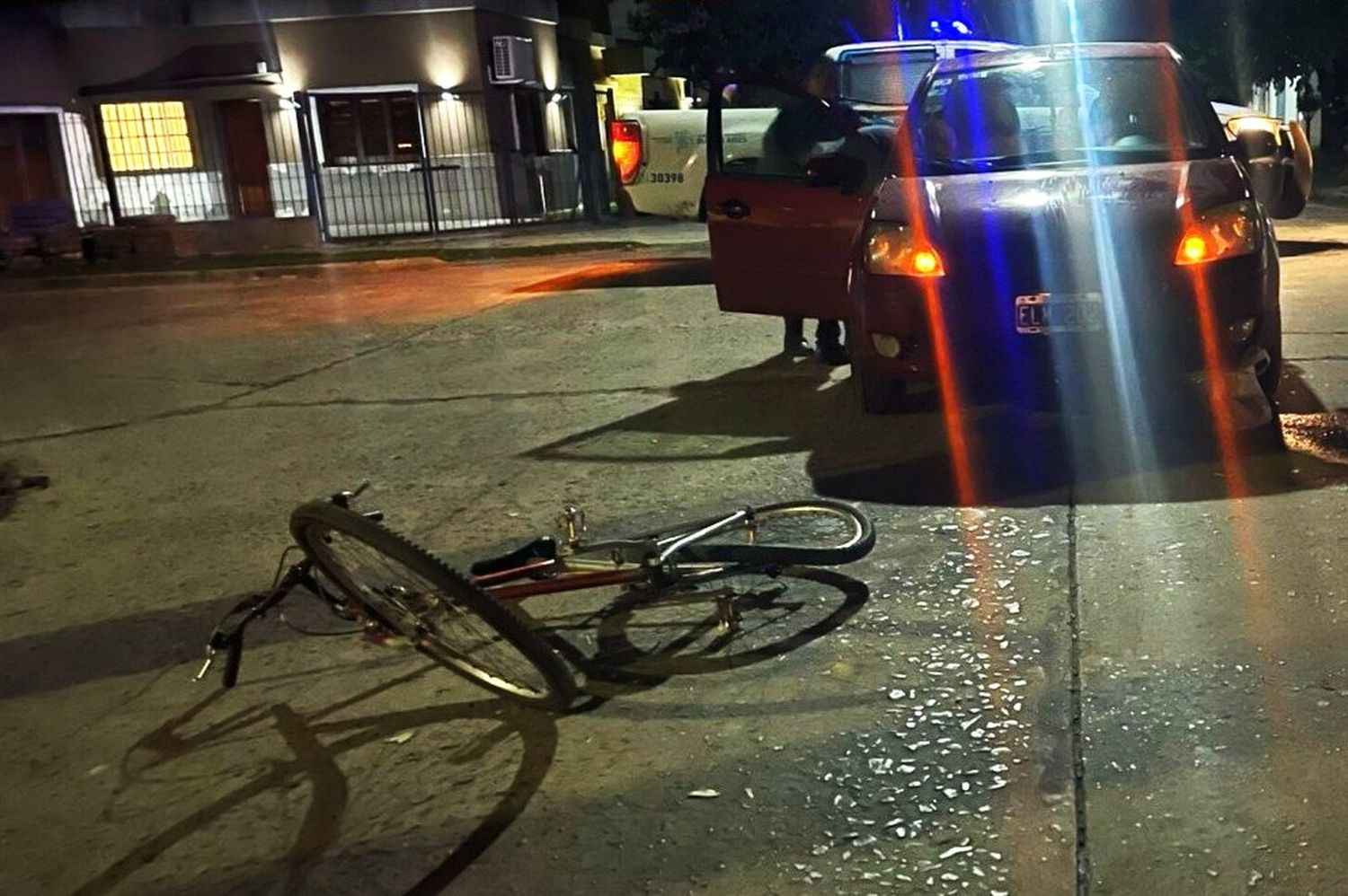 Ciclista de 69 años hospitalizado tras chocar con un auto