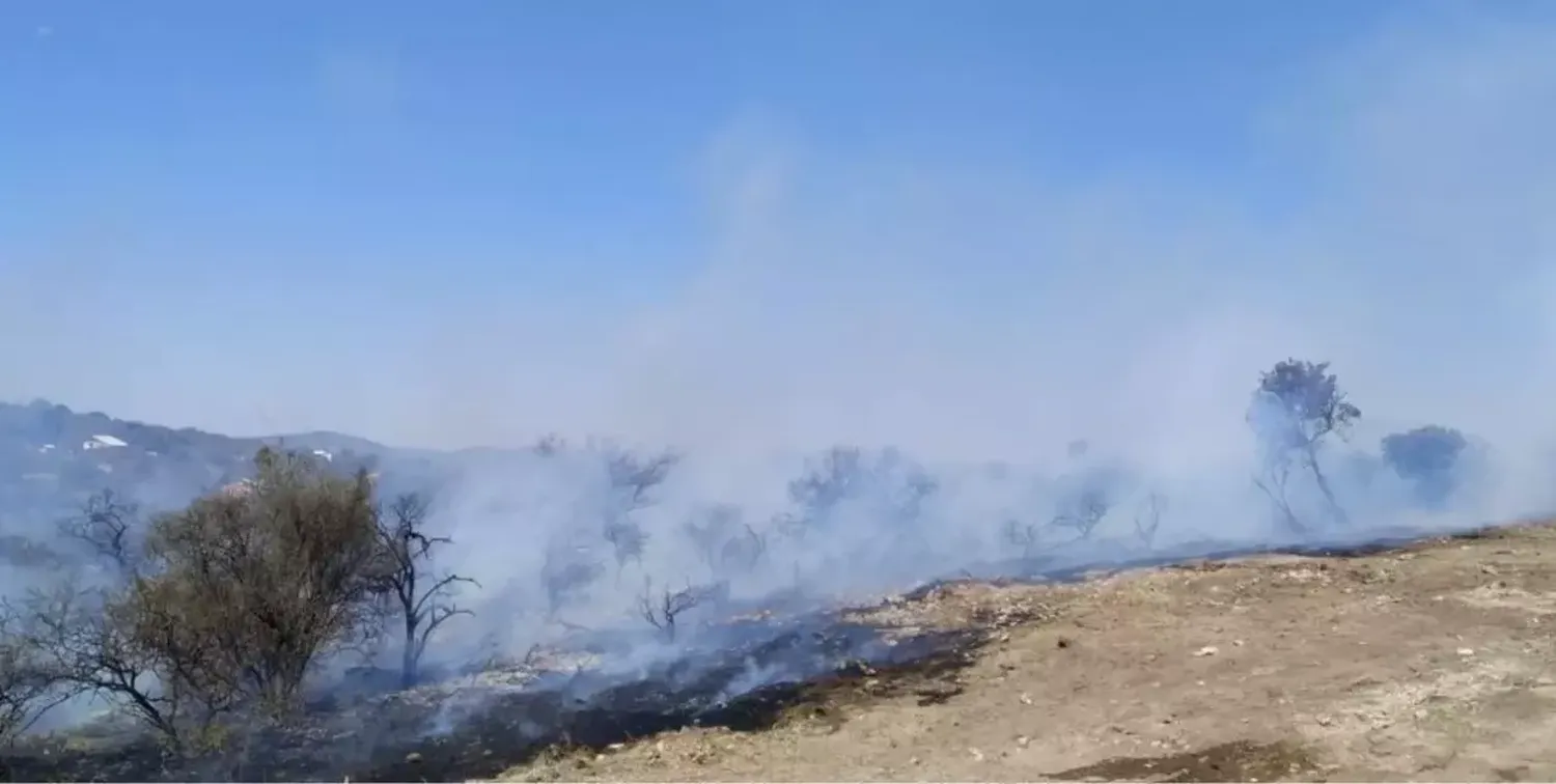 Prendió fuego para cocinar y provocó un incendio en la montaña 