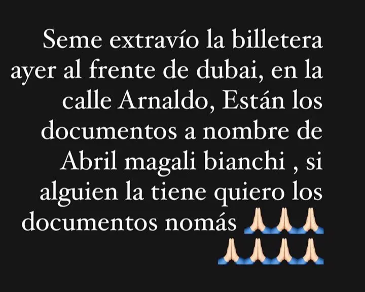 Erica busca sus documentos