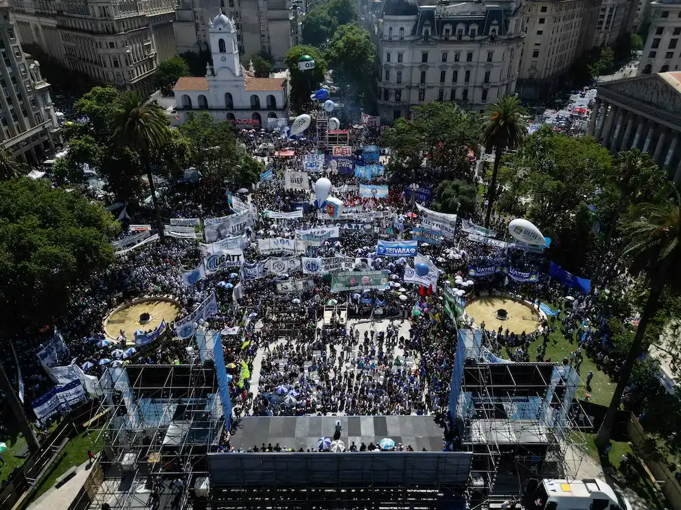 La CGT marchó a Plaza de Mayo contra la reforma laboral y advirtió que puede haber un paro nacional