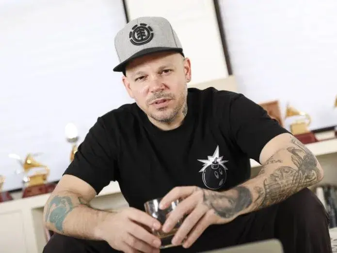 Residente toca emociones con una nueva versión cuarentena de su tema “René”
