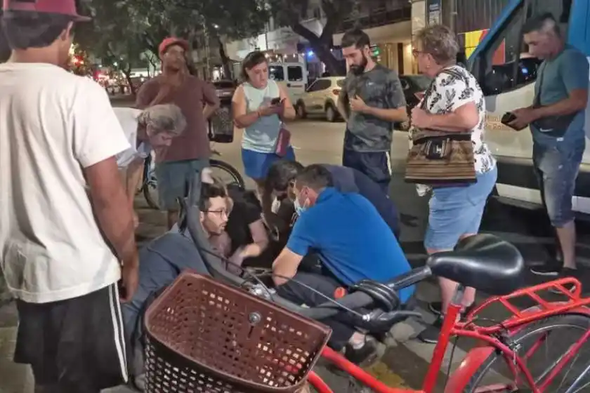 Violento asalto en Pellegrini: motochorros derribaron a una ciclista para robarle la mochila