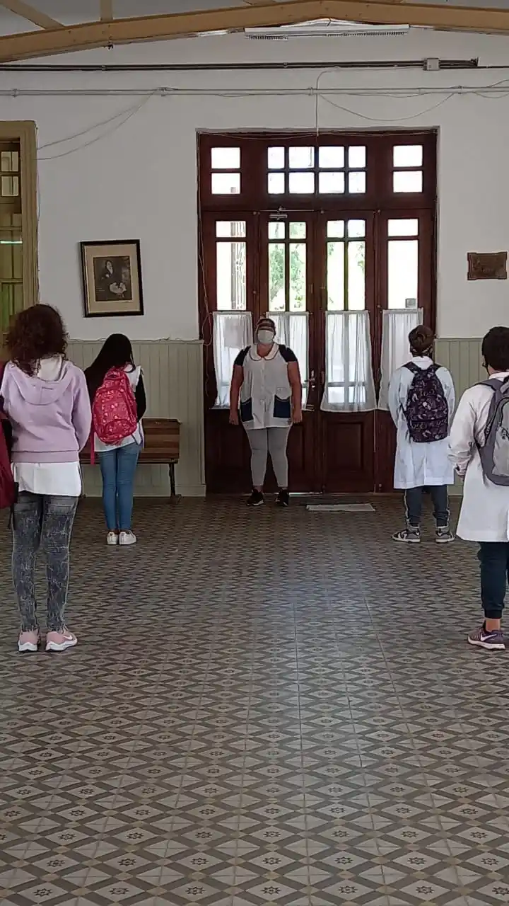 No todos vuelven a las aulas - Buenas y Santas