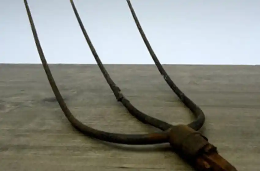 Discutió con su vecino y le clavó una horquilla en la pierna