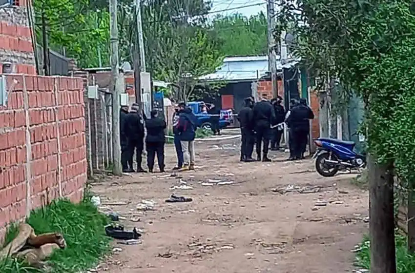 Irrumpieron en una casa al grito de “policía”, mataron a balazos a un joven e hirieron a otro