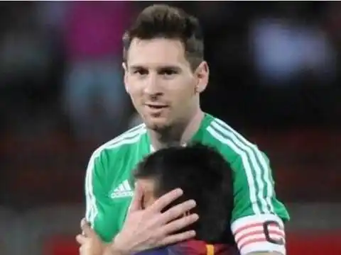 Entrañable abrazo de Messi a un nene que invadió la cancha para saludarlo