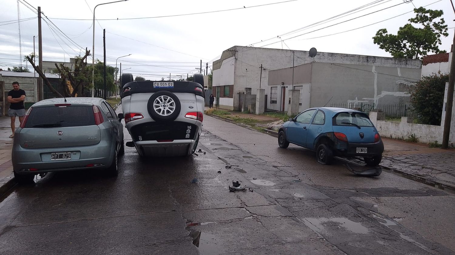 La EcoSport terminó con las cuatro ruedas apuntando al cielo.