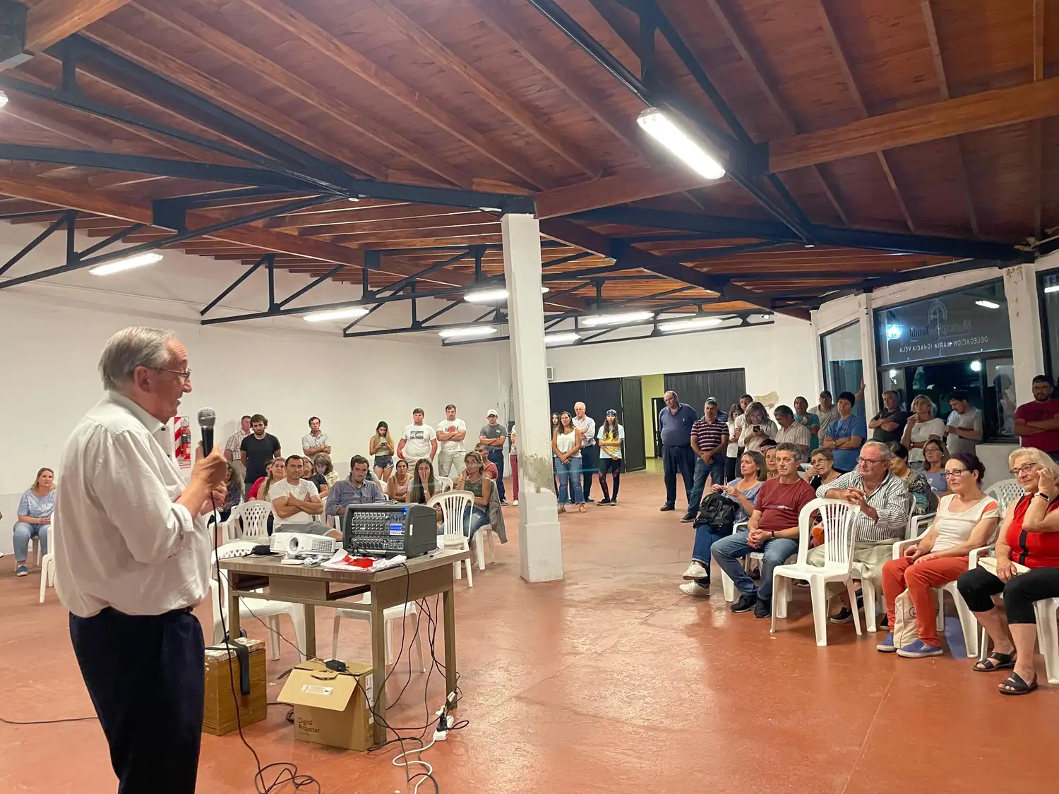 El intendente Miguel Lunghi felicitó a todos los vecinos que participaron y a los representantes de los proyectos seleccionados y destacó su compromiso y dedicación.