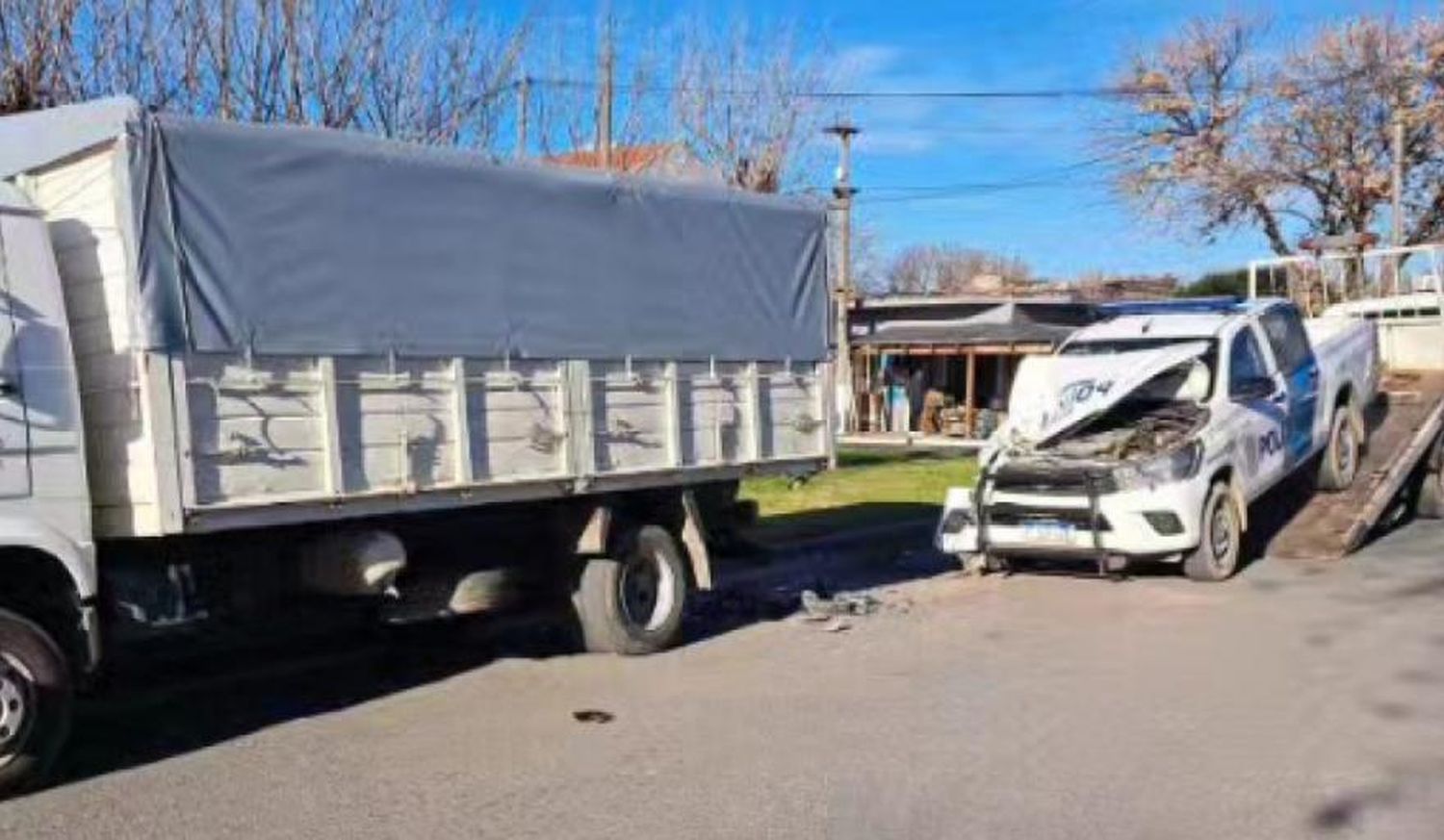 Insólito caso en Necochea: Dos mujeres policías chocaron contra un camión estacionado y el patrullero terminó destruido