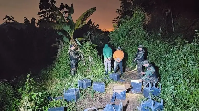 El operativo comenzó cuando Prefectura realizaba tareas de control y detectó a varios individuos manipulando bultos en un sendero.