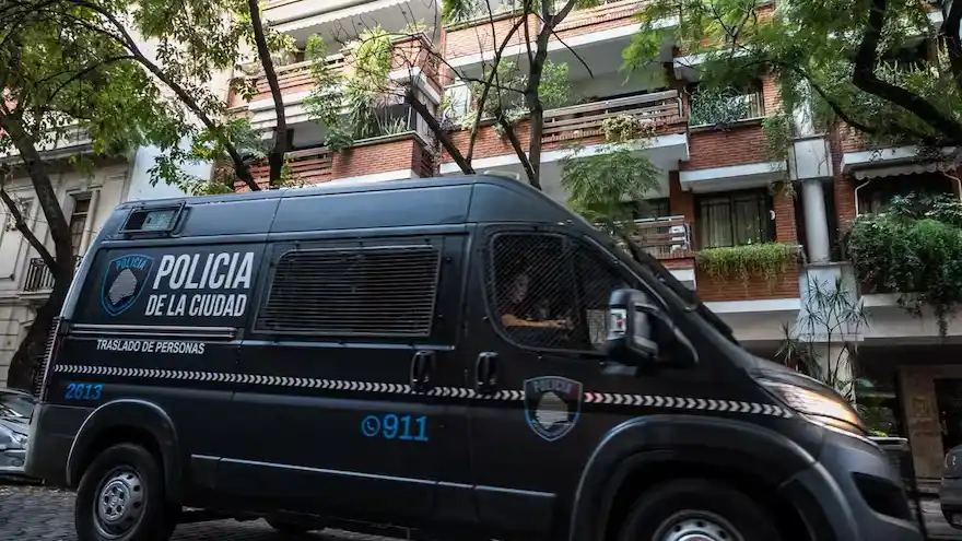 Quiénes son las dos jubiladas acreedoras de Adorni en la compra de un departamento