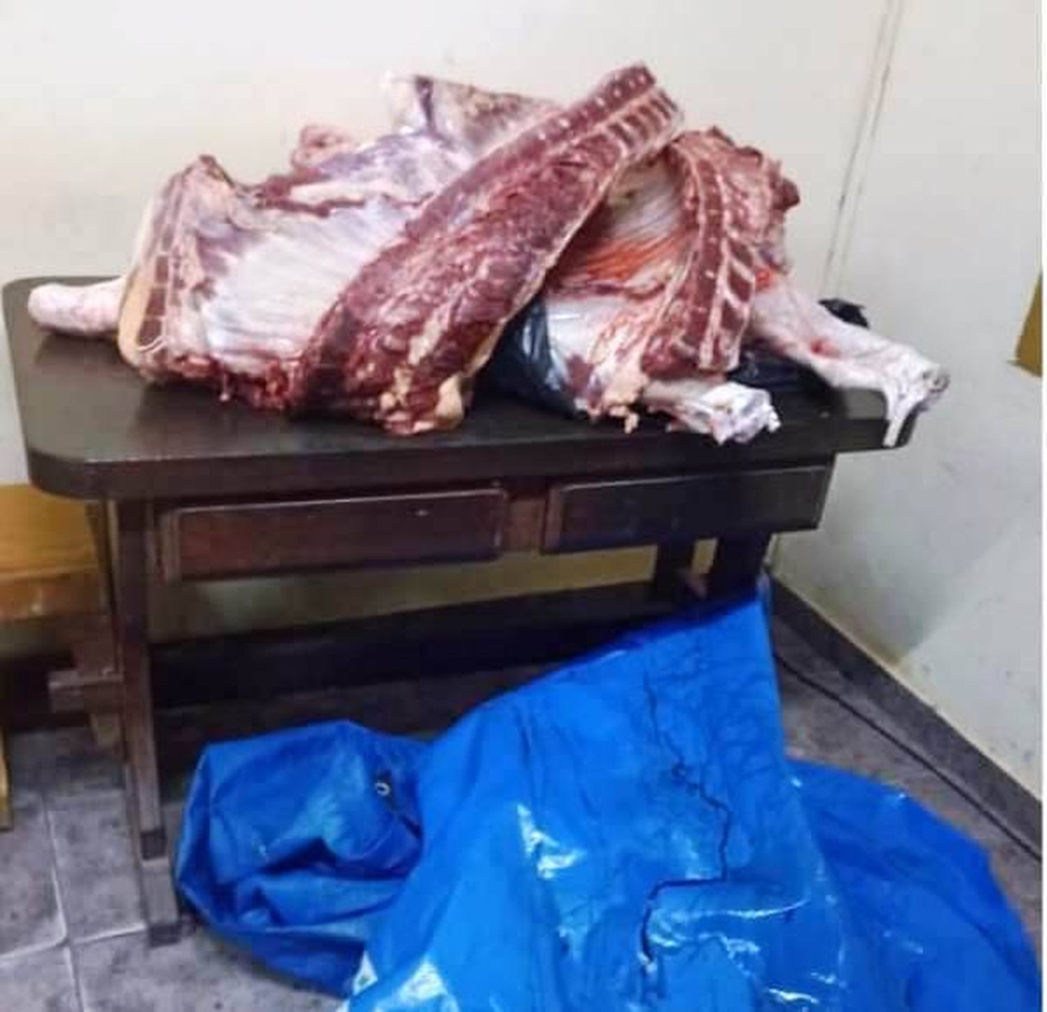 Demorado por llevar carne
en el baúl de su vehículo