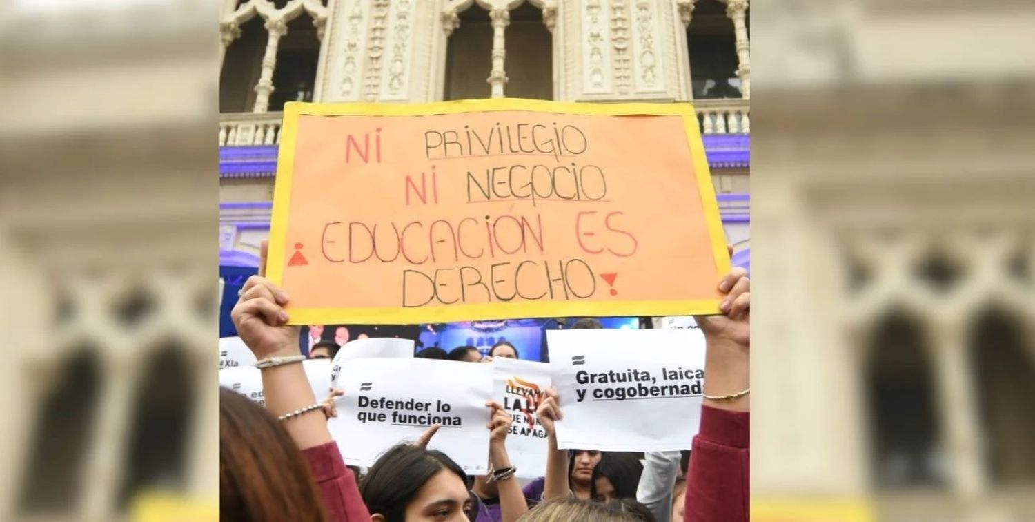 Protesta universitaria en la UNL en contra del ajuste a la educación pública el pasado 23 de abril. Foto: Manuel Fabatía.