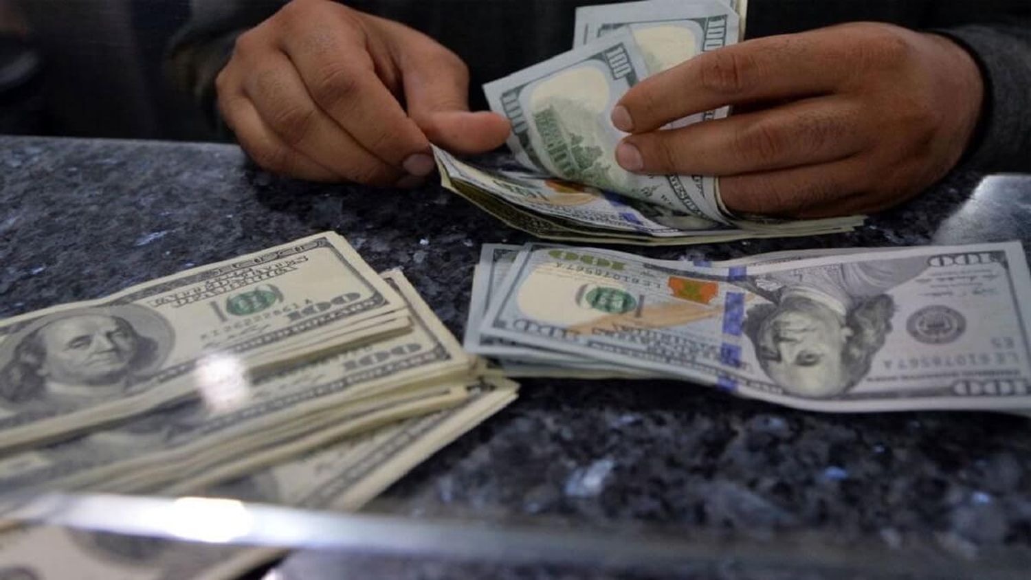 ¿SABES CUÁNTO GANAS con el constante aumento del dólar? La cuenta es fácil y dolorosa